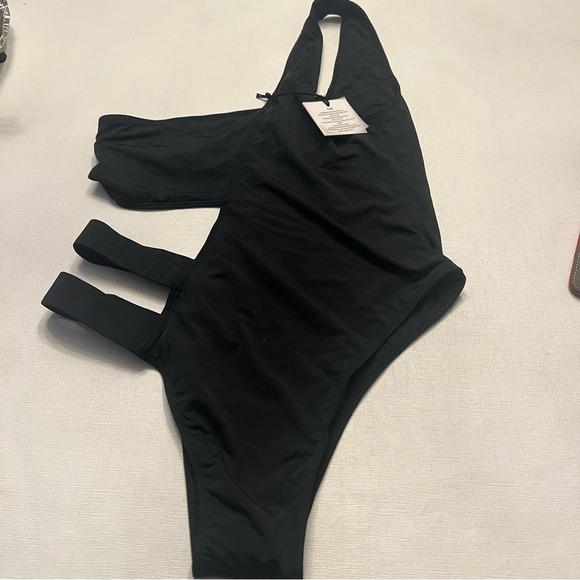 ALT. One shoulder swim - Picture 2 of 3